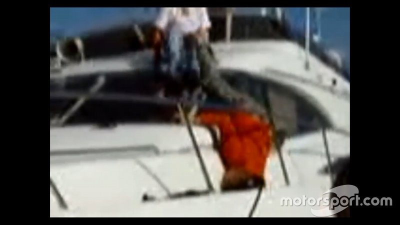 Também conhecido pela fama de beberrão, Raikkonen protagonizou uma cena 'lamentável' quando, completamente embriagado, caiu de cabeça pra baixo num barco.
