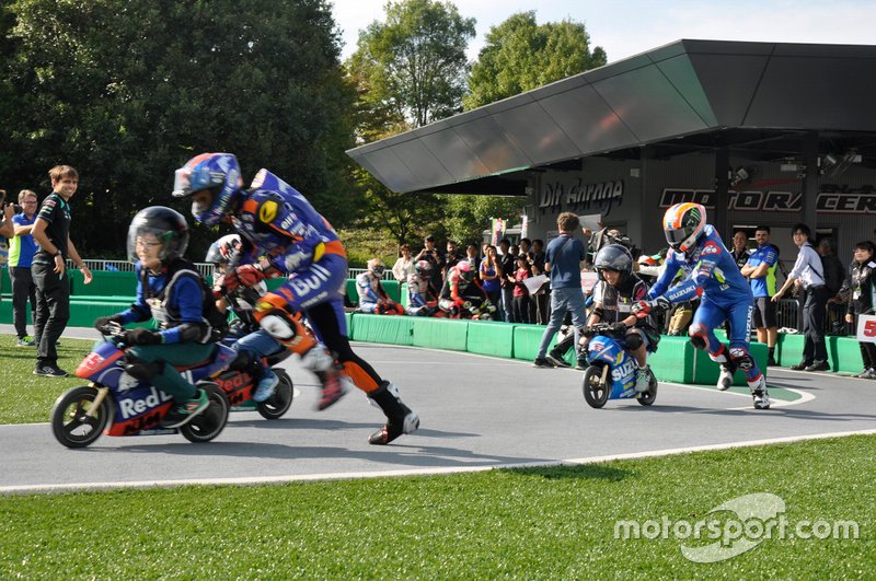 Acción en la carrera de minibikes de MotoGP antes de Motegi