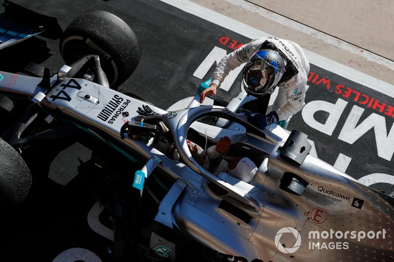 Победитель Валттери Боттас, второе место – Льюис Хэмилтон, Mercedes AMG F1 W10