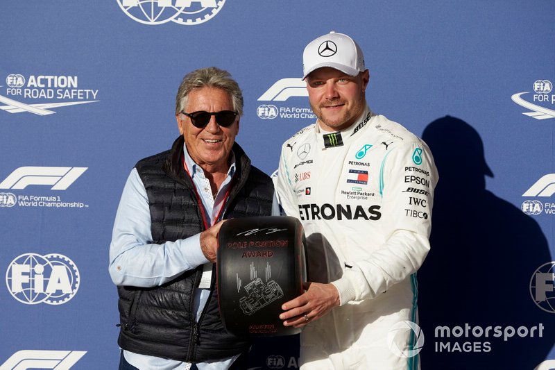 Valtteri Bottas, Mercedes AMG F1, reçoit le trophée Pirelli de la pole position des mains de Mario Andretti