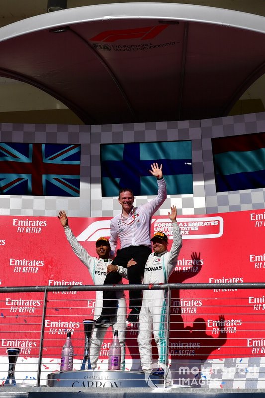 Lewis Hamilton, Mercedes AMG F1, 2° classificato, James Allison, direttore tecnico, Mercedes AMG, e Valtteri Bottas, Mercedes AMG F1, 1° classificato, festeggiano sul podio