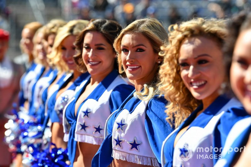 Le Cheerleaders dei Dallas Cowboys intrattengono il pubblico