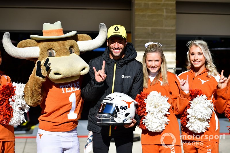 Daniel Ricciardo, Renault F1 Team, mostra il suo nuovo casco, con le cheerleaders dei Texas Longhorn