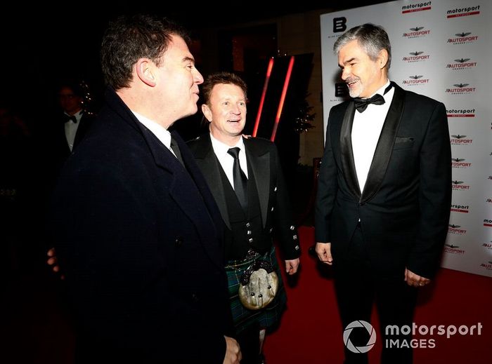 Allan McNish (centro)