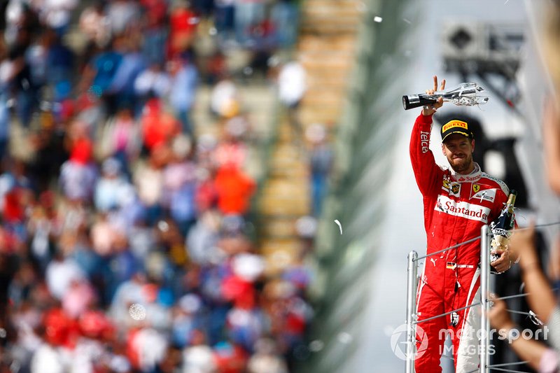 Sebastian Vettel, Ferrari, 3ª Posición, con su trofeo y Champagne