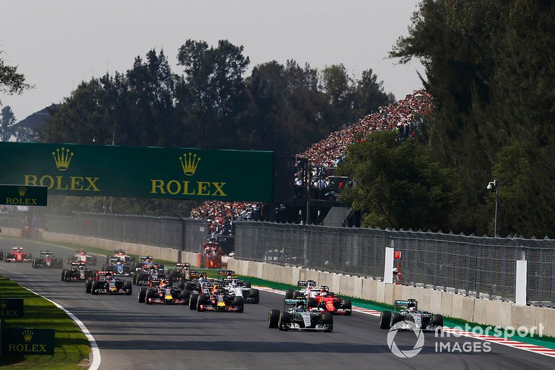 Nico Rosberg, Mercedes F1 W06 Hybrid, e Lewis Hamilton, Mercedes F1 W06 Hybrid, lideram o pelotão