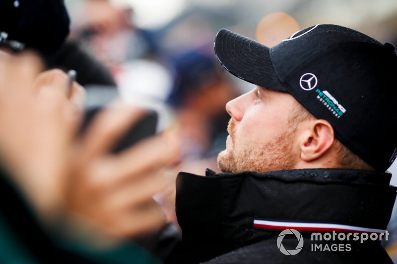 Valtteri Bottas, Mercedes AMG F1 firma un autografo ad un fan