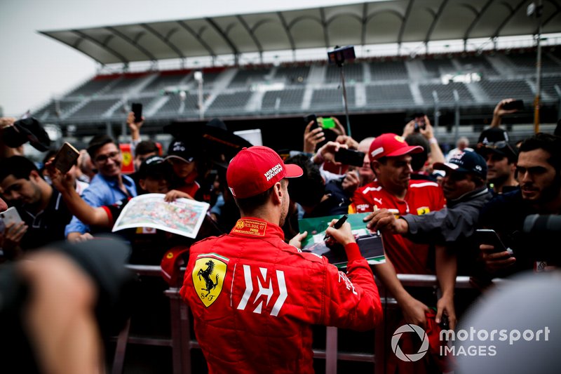 Sebastian Vettel, Ferrari firma un autografo ad un fan