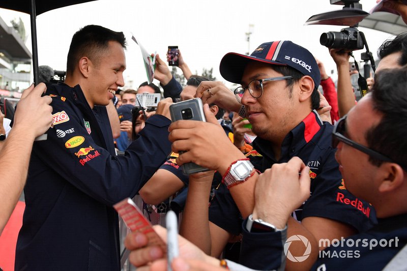 Alex Albon, Red Bull Racing firma un autografo ad un fan
