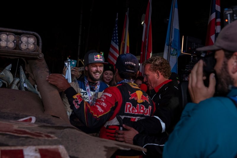 Toby Price celebra con Nasser Al-Attiyah