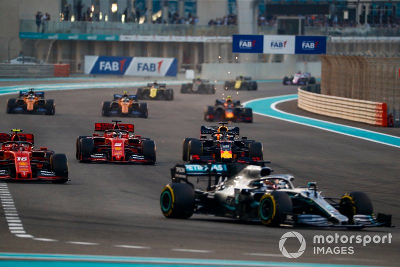Lewis Hamilton, Mercedes AMG F1 W10, precede Charles Leclerc, Ferrari SF90, Sebastian Vettel, Ferrari SF90, Max Verstappen, Red Bull Racing RB15, e il resto delle auto al giro d'apertura