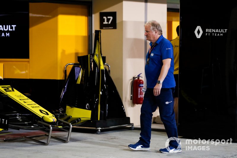 Jo Bauer from the FIA Technical Delegate visits the Renault team
