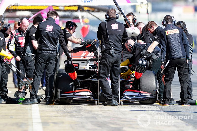 Kevin Magnussen, Haas F1, stops in the pits