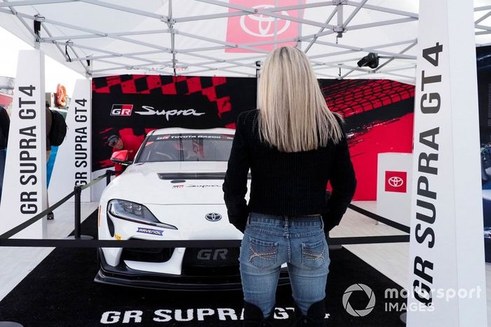 Toyota GR Supra GT4 con un fan