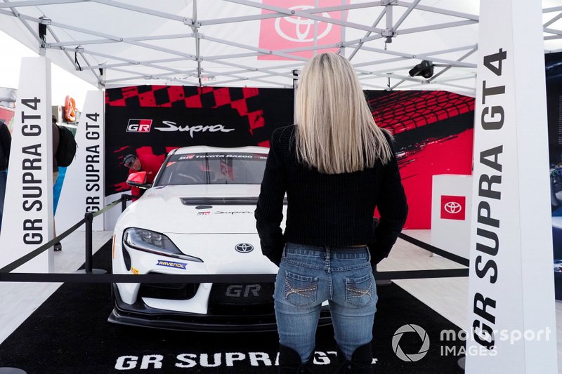 Toyota GR Supra GT4 con un fan