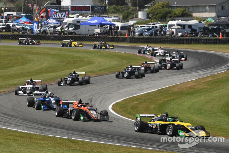 Caio Collet lidera em prova da TRS em Teretonga