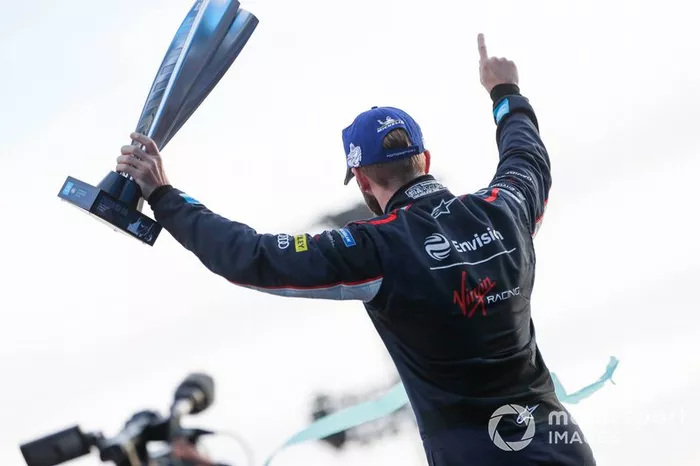 Ganador de la carrera Sam Bird, Virgin Racing celebra en el podio 