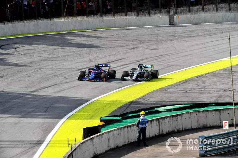 Pierre Gasly, Toro Rosso STR14 y Lewis Hamilton, Mercedes AMG F1 W10 