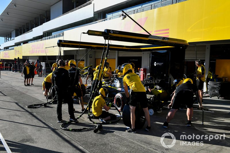 Prova di pit stop con la Renault R.S.19