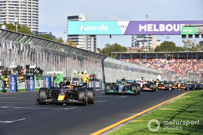 Sergio Pérez, Red Bull Racing RB18, George Russell, Mercedes W13, Kevin Magnussen, Haas VF-22