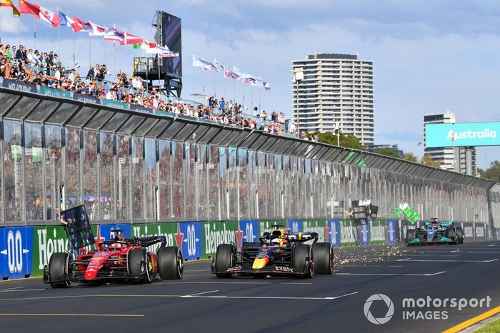 Charles Leclerc, Ferrari F1-75, lucha con Max Verstappen, Red Bull Racing RB18