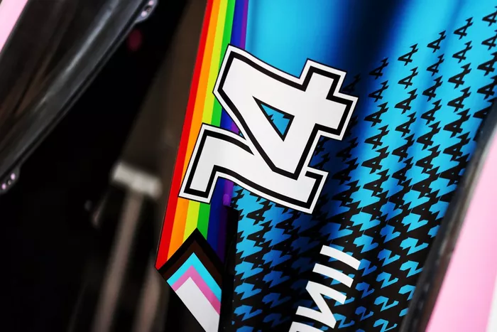 La bandera arcoiris en el Alpine F1 Team durante el mes del orgullo