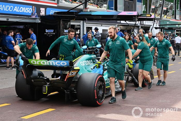 Mecánicos en el pit lane con Lance Stroll, Aston Martin AMR22