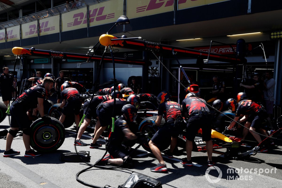 Los mecánicos de Red Bull Racing practican una parada en boxes