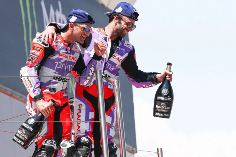 Les pilotes Pramac Racing : Jorge Martín et Johann Zarco
