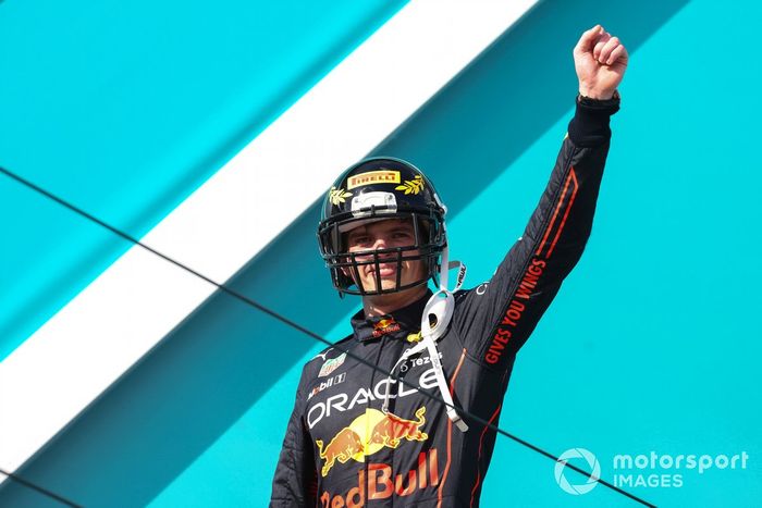 Max Verstappen, Red Bull Racing, 1ª posición, llega al podio con el casco de NFL de Pirelli