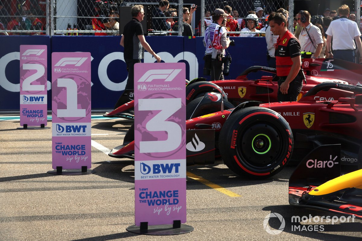 Los coches de los tres primeros clasificados Charles Leclerc, Ferrari F1-75, Carlos Sainz, Ferrari F1-75, Max Verstappen, Red Bull Racing RB18, en la parrilla tras la clasificación