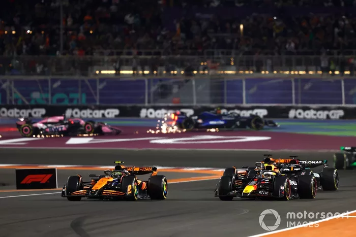 Max Verstappen, Red Bull Racing RB20, lucha con Lando Norris, McLaren MCL38, por el liderato de la carrera.