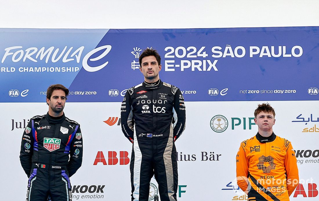 El ganador de la carrera Mitch Evans , Jaguar TCS Racing, el segundo clasificado Antonio Felix da Costa , TAG Heuer Porsche Formula E Team, el tercero Taylor Barnard , NEOM McLaren Formula E Team suben al podio.