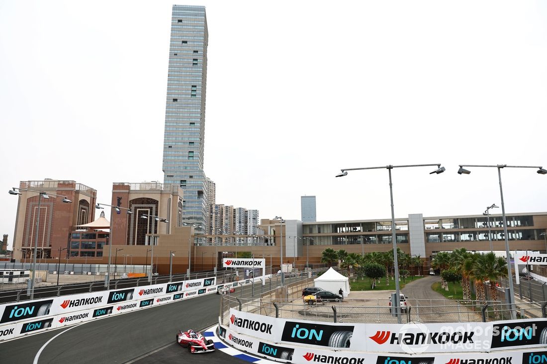 Oliver Rowland z Wielkiej Brytanii za kierownicą (23) Nissan Formula E Team Nissan e-4ORCE 05