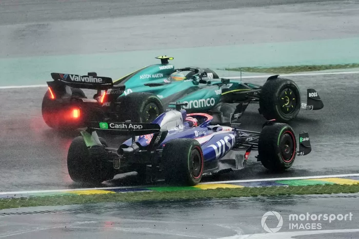 Fernando Alonso, Aston Martin AMR24, se adelanta mientras Liam Lawson, RB F1 Team VCARB 01, se desmelena