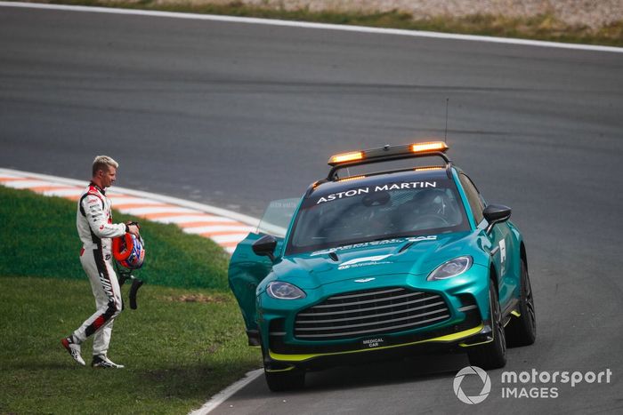 El coche médico recoge a Nico Hulkenberg, Haas VF-23