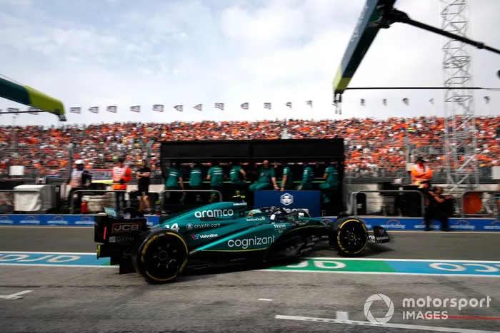 Fernando Alonso, Aston Martin AMR23, sale del garaje