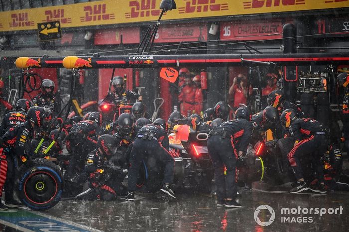 Max Verstappen, Red Bull Racing RB19, hace una parada en boxes