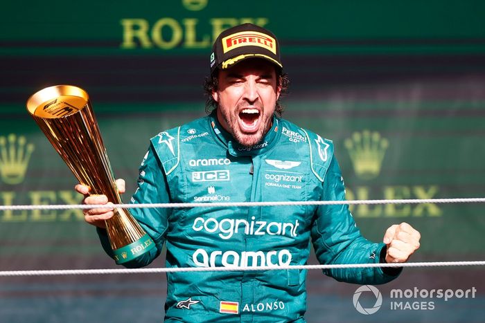 Fernando Alonso, Aston Martin F1 Team, 3ª posición, celebra en el podio