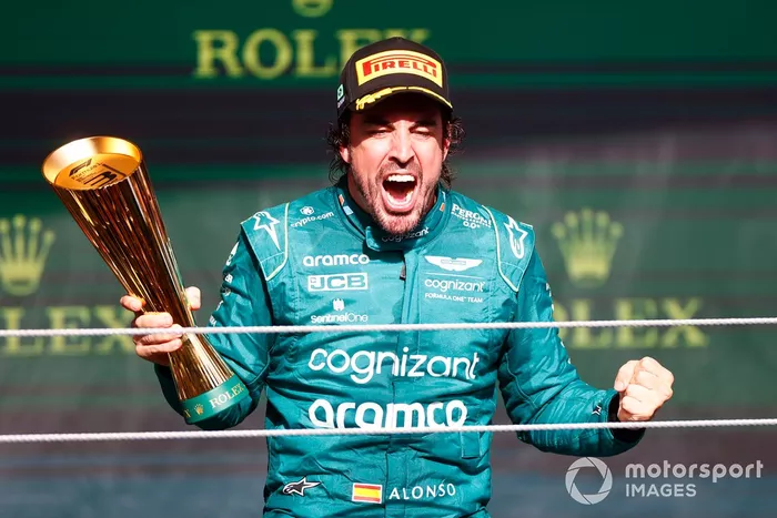 Fernando Alonso, Aston Martin F1 Team, 3ª posición, celebra en el podio
