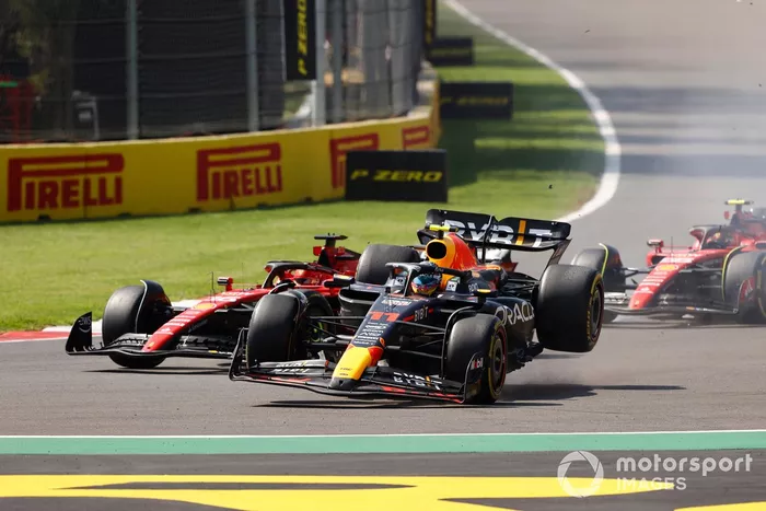 Sergio Pérez, Red Bull Racing RB19, Charles Leclerc, Ferrari SF-23, chocan en la salida provocando el abandono del mexicano