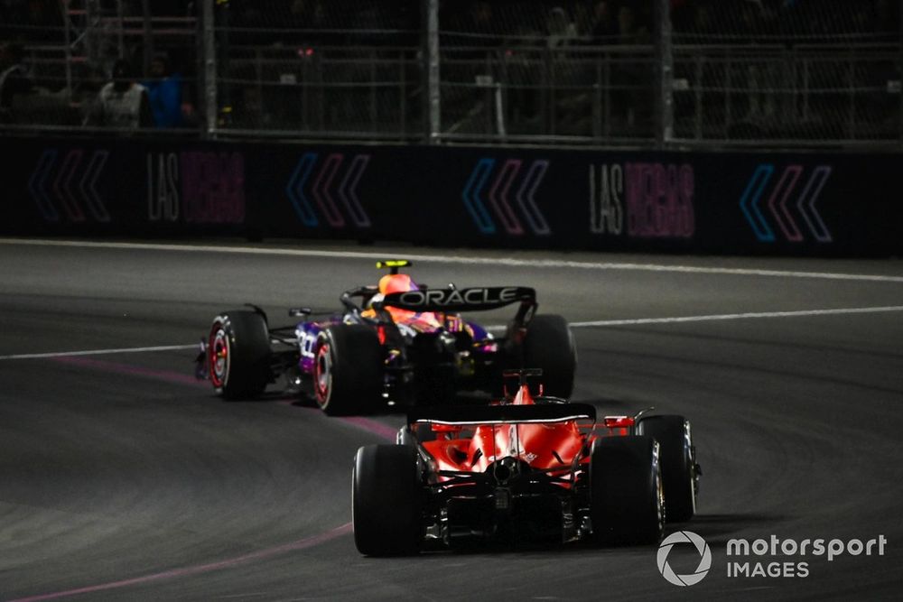 Sergio Perez, Red Bull Racing RB19, Charles Leclerc, Ferrari SF-23