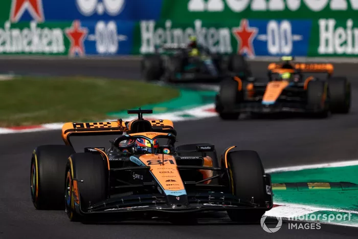Oscar Piastri, McLaren MCL60, Lando Norris