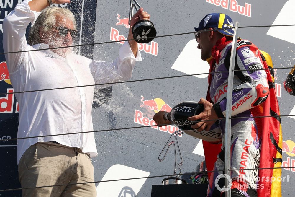 Podio: ganador Jorge Martín, Pramac Racing y Paolo Campinoti