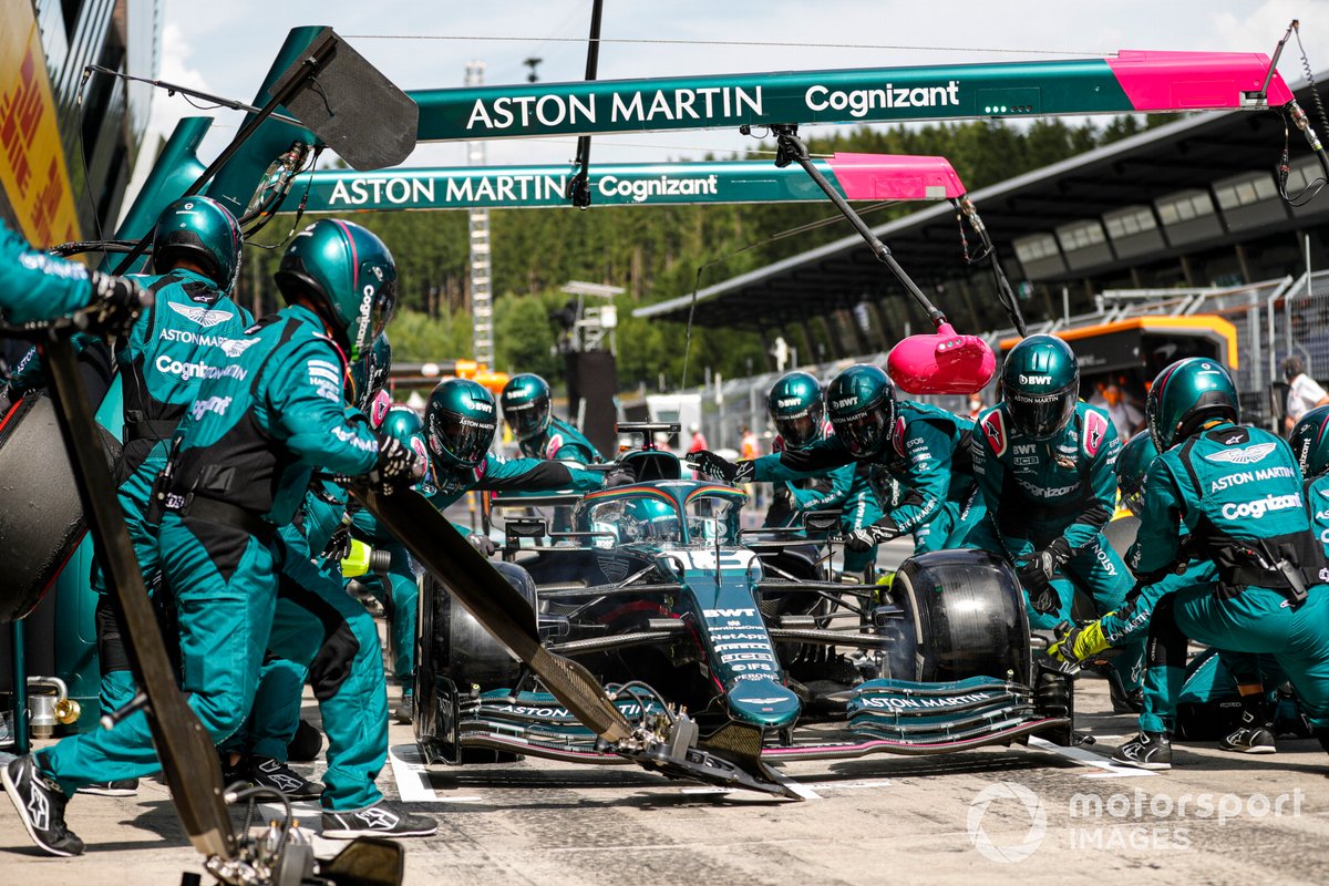 Lance Stroll, Aston Martin AMR21, pit stop