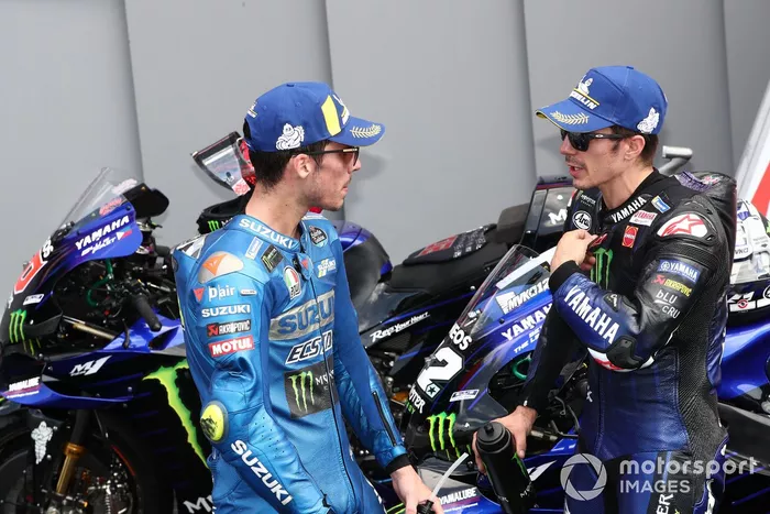 Segundo lugar Maverick Viñales, Yamaha Factory Racing, tercer lugar Joan Mir, Team Suzuki MotoGP