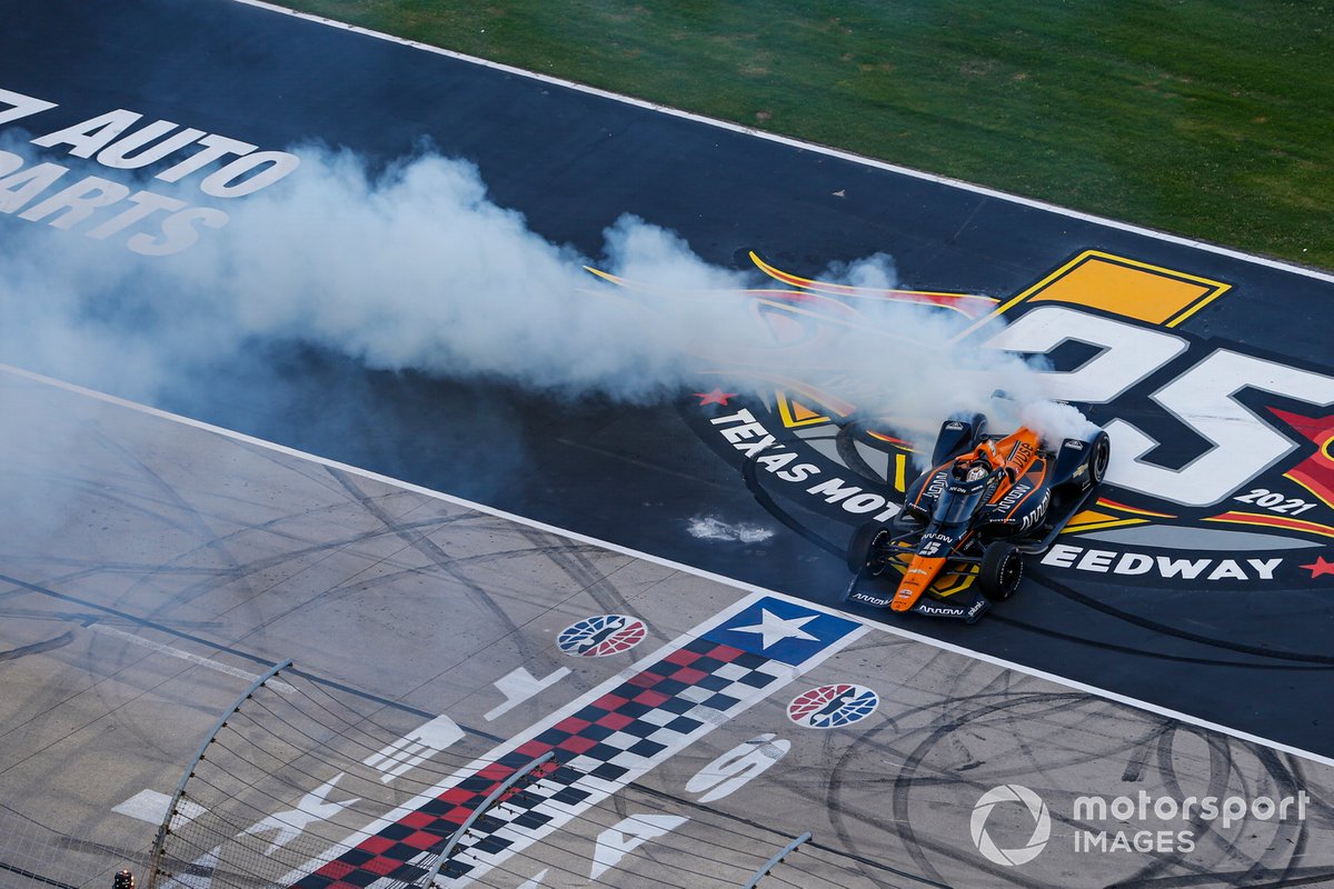 Patricio O'Ward, Arrow McLaren SP Chevrolet celebra la victoria en la XPEL 375 con unas donas en el piso