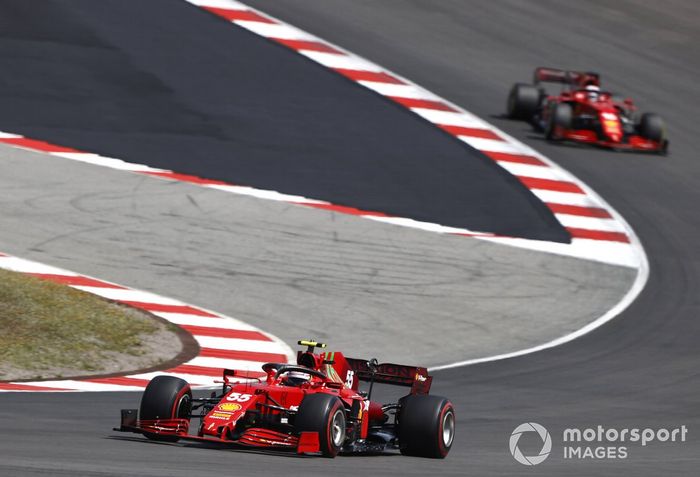 Carlos Sainz Jr., Ferrari SF21, Charles Leclerc, Ferrari SF21
