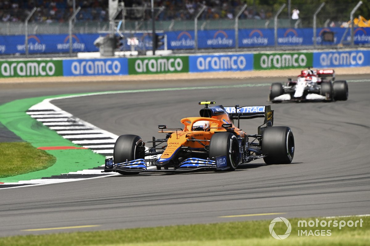 Lando Norris, McLaren MCL35M, Kimi Raikkonen, Alfa Romeo Racing C41