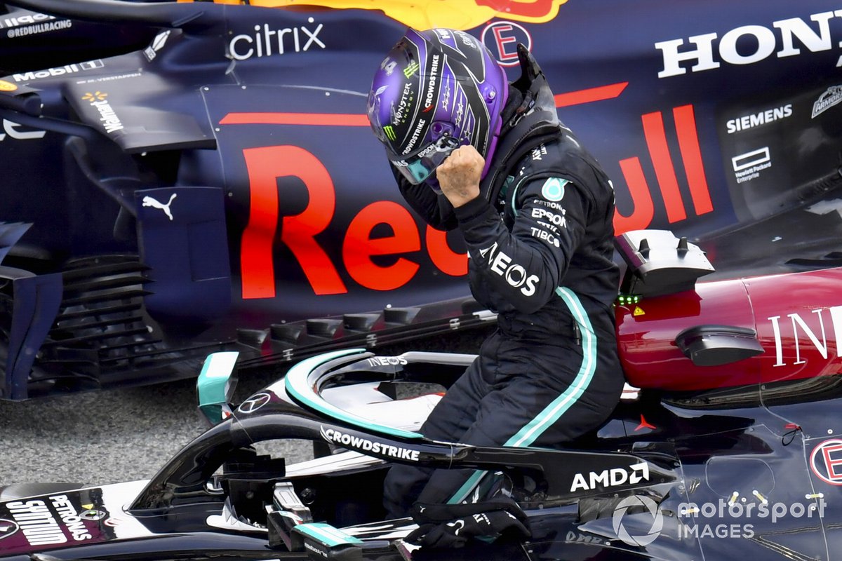 Lewis Hamilton, Mercedes, primera posición, celebra su victoria en su llegada al Parque Cerrado